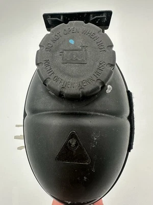 Mercedes Benz C63S AMG Coolant Expansion Tank A2045000949 Foto 1 de 4