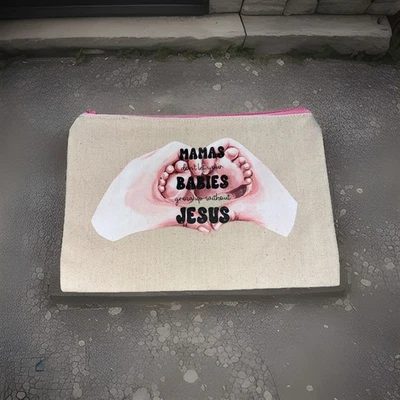 Bolsa 6x9 "Mamas Don't Let You Baby Grow Up With Jesus" com zíper rosa - Imagem 1 de 4