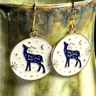 Pendientes colgantes tono dorado gancho francés reno azul en bosque nevado con dije.  S868 Foto 1 de 3