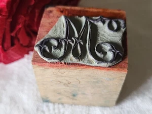 Tampon ancien monogramme M broderie feston collection couture mercerie - Picture 1 of 5