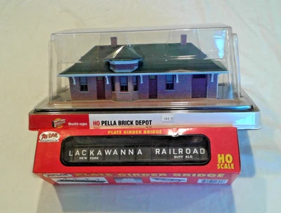 New Old Stock HO Scale Walthers Pella Brick Depot & Atlas Lackawanna Bridge - Image 1 of 4
