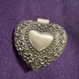Check Out This Vintage Heart Shaped Metal Adorable Jewelry Box - Picture 1 of 11