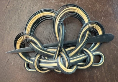 Soporte para moño de pelo acolchado tejido con palo bronceado y nudo celta negro 5" ¿De colección? Foto 1 de 4