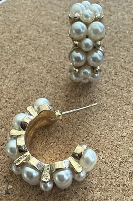 Pendientes de aro abiertos Anthropologie Adina Eden dispersos de varias perlas tono dorado Foto 1 de 4