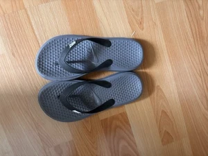 Nike Flip Flops Grey Size 1 - Picture 1 of 3