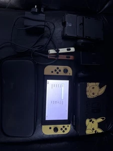 Nintendo Switch: Pokemon Let's Go Eevee/Pikachu Konsole und Zubehör  - Bild 1 von 4