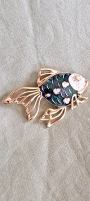 Pierre Lang, XL Goldfisch Anhänger  / Brosche vergoldet mit Imitatsteinen,... - Bild 1 von 4