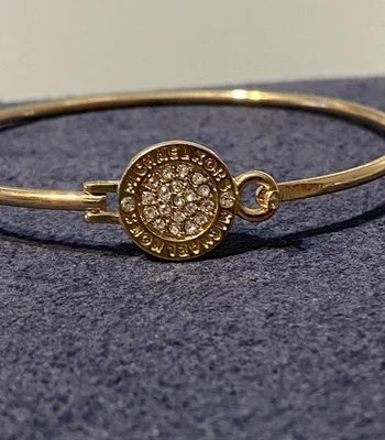 Brazalete Michael Kors Heritage tono dorado cristal pavé círculo logotipo Foto 1 de 4