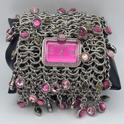 Reloj Pulsera Betsey Johnson Cristales Rosa Tono Plata Necesita Batería Foto 1 de 4