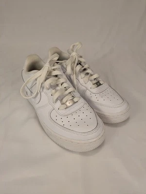 Size 5.5Y Kids - Size 7 Women - Nike Air Force 1 LE Low Triple White  - Image 1 of 4