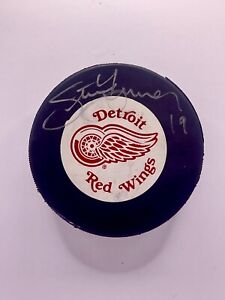 AUTOGRAPHED/SIGNED AUTHENTICATED Hockey Puck Steve Yzerman Detroit Red Wings