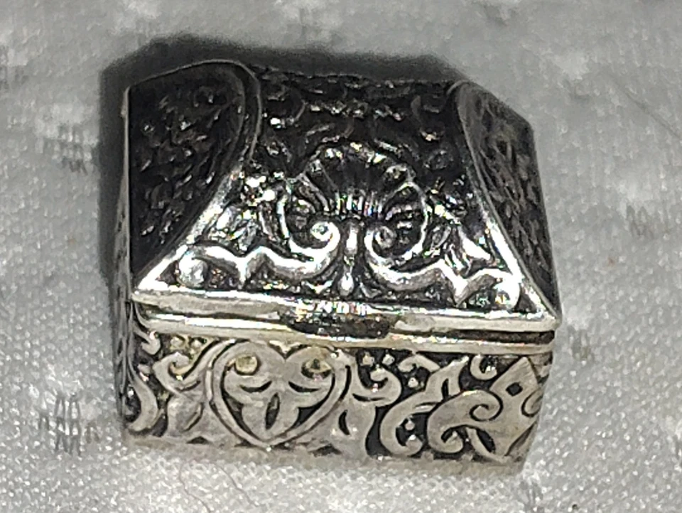 АНТИКВАРНЫЙ ГРОБ-ШКАТУЛКА ИЗ СТЕРЛИНГОВОГО СЕРЕБРА ВЫСОТОЙ 1 1/4 ДЮЙМА с подписью Синтра Португалия - Изображение 1 из 4