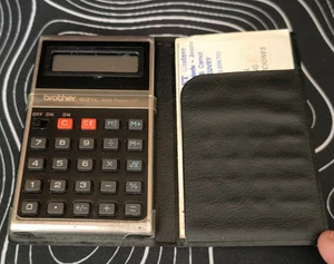 Brother 821L - Calculatrice de poche avec sa pochette et son mode d'emploi - Photo 1/3