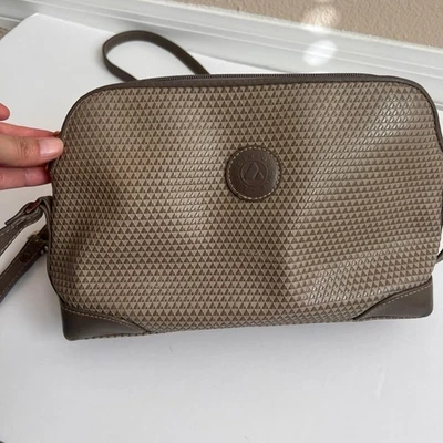 Bolso Bandolera Vintage Liz Claiborne Marrón Estampado Geométrico Borde de Cuero Foto 1 de 4