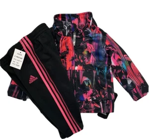 Neu mit Etikett Adidas Mädchen 12 Monate pink und schwarz Blumenmuster Trainingsjacke und Hose Logo Set - Bild 1 von 10