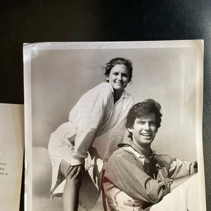 Pierce Brosnan, Stephanie Zimbalist: TV Remington Steele 1985 foto de prensa 8x10 - Imagen 1 de 8