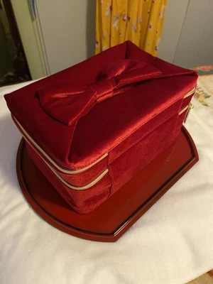 Estuche de cosméticos Estee Lauder de terciopelo rojo Foto 1 de 4