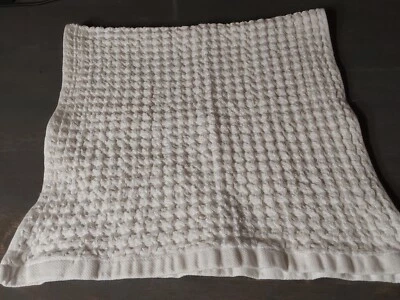 Toalla de mano Sutera blanca tejido gofre algodón Supima infusión de iones plateados 14,5x29 Foto 1 de 4