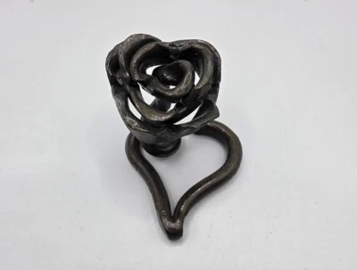 Fondo con forma de corazón de flor de metal de 1,5" Foto 1 de 4