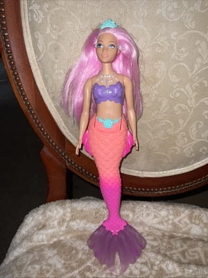 Кукла-русалка Barbie Dreamtopia с пышным телом, розовыми волосами и хвостом и красивой тиарой - Изображение 1 из 4
