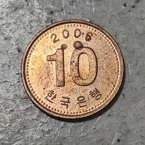 SOUTH KOREA ๐ฐ๐ท TEN (10) WON COIN 2006 - Picture 1 of 2