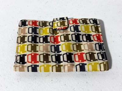 Cubierta de identificación de pasaporte Orla Kiely con estampado de automóviles cierre magnético multicolor Foto 1 de 4