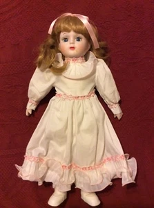 Vintage 16 Zoll Porzellanpuppe blauäugig blondhaarig mit hübschem Rüschenkleid  - Bild 1 von 6