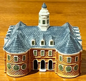 Colonial Williamsburg Capitol Model Delft Goedenwaagen Hand Painted Porcelain - Picture 1 of 7