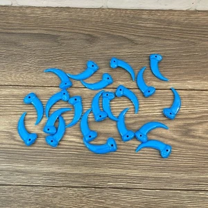 Menge 21 2,5" Blau Kunststoff Bär Krallen Handwerk Schmuck Herstellung Pfadfinder - Bild 1 von 4