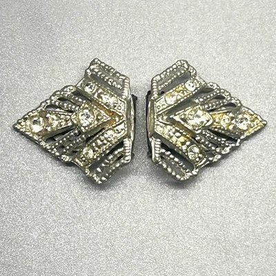 Par de clips de vestir de colección con clip tono plateado pedrería transparente triángulo Art Deco Foto 1 de 4