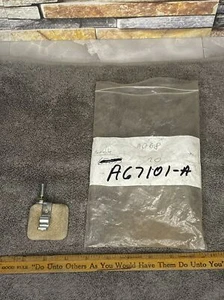 Staffa di copertura originale OEM HOMELITE A-67101-A XL923 XL924 e altre motoseghe NOS - Foto 1 di 5