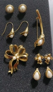Lot signed Carachel, Avon gold tone faux pearl 4 sets of earring ,2 brooch - Picture 1 of 8