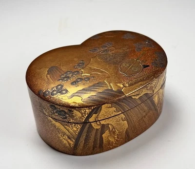 Magnífica caja pequeña antigua japonesa cubierta de laca con flores plateadas Foto 1 de 4