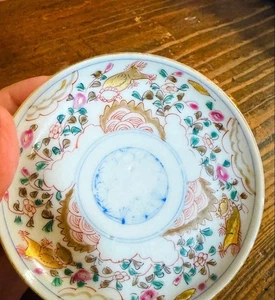 Antikes Teller Set: Zwei kleine Teller mit farbiger Glasur Löwe und Blume Design - Bild 1 von 17