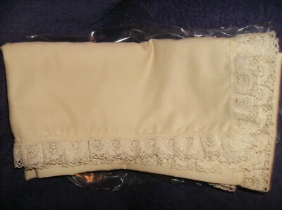 CREAM 52 X 52 TABLECLOTH NO IRON FABRIC NEW Table Cloth WASH & DRY MADE IN USA! - Image 1 of 4