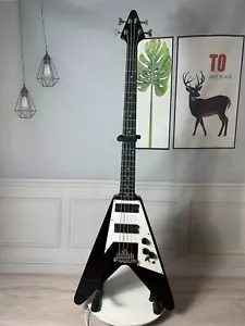 Flying V 4-strunowa elektryczna gitara basowa chromowana część biała pickguard HPL podstrunnica - Zdjęcie 1 z 11