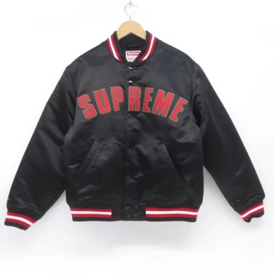 Chaqueta Universitaria Supreme X Mitchell & Ness 21ss Satén Bordado Logo Negra S Foto 1 de 4