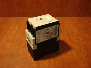 Telemechanisches Relais RM3 EA111MU7 220V - Bild 1 von 4