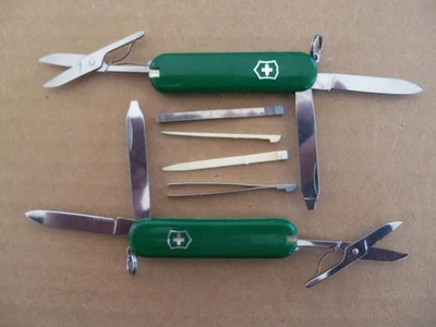 2x Canivete Victorinox Classic SD Swiss Army - Logotipos verde floresta muito bom - Imagem 1 de 3