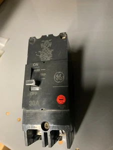 Disyuntor de caja moldeada GE, serie TEY 30A, 2 polos, 277/480V CA - Imagen 1 de 2