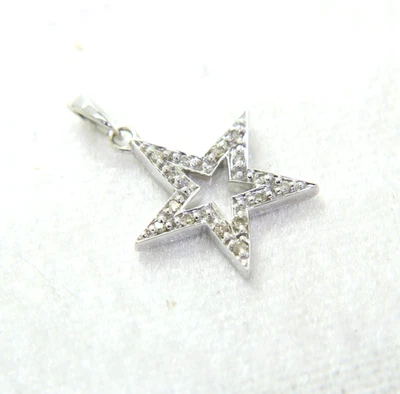 Colgante estrella de diamantes de oro blanco de 9 quilates Foto 1 de 4