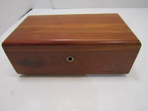 OLD VINTAGE CEDAR WOOD LANE CHEST BOX JEWELRY BOX TRINKET STORAGE - Picture 1 of 6