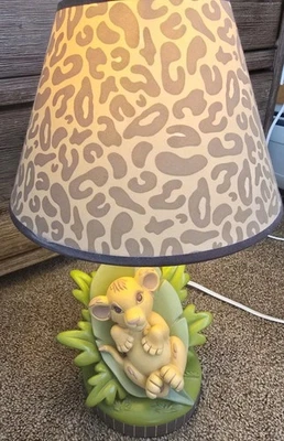 Adorable DISNEY BABY LION KING SIMBA Luz Nocturna Estampado Guepardo Lámpara Pantalla Habitación  Foto 1 de 4