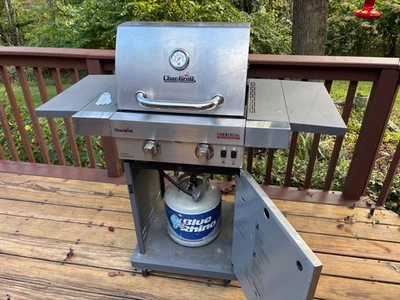 Parrilla infrarroja de dos quemadores Char-Broil® Commercial Series° TRU Foto 1 de 4