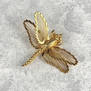 Broche Monet tono dorado filigrana abierta alambre alado libélula insecto vintage naturaleza - Imagen 1 de 5