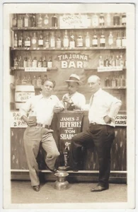 Foto real de utilería de estudio de 1930 Tijuana México salón, banderín de boxeo Jim Jeffries - Imagen 1 de 2