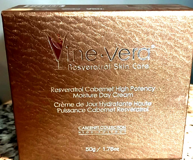 Crema de día hidratante de alta potencia Vine Vera Resveratrol Cabernet - 1,76 fl oz / 50 g Foto 1 de 4