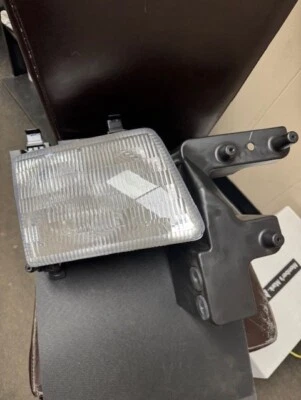 GENUINE MOPAR 98-03 DODGE RAM VAN 1500 PASSENGER SIDE HEADLIGHT LAMP 55076562AB - Image 1 of 4