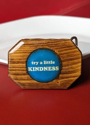 Vintage Handmade Wood Belt Buckle Round BLUE Button Pin TRY A LITTLE KINDNESS  - Imagem 1 de 4