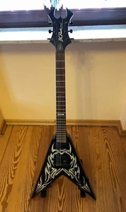 Guitarra eléctrica BC RICH Kerry King V KKV Tribal Flame Flying V, mano derecha, usada - Imagen 1 de 3